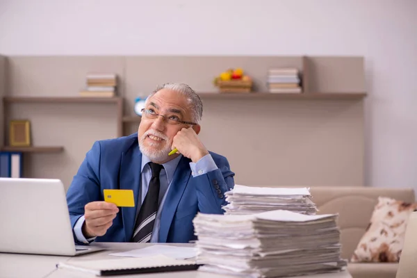 Gammal manlig chef som arbetar hemifrån under en pandemi — Stockfoto