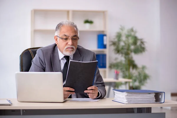 Vecchio dipendente maschile che lavora in ufficio — Foto Stock