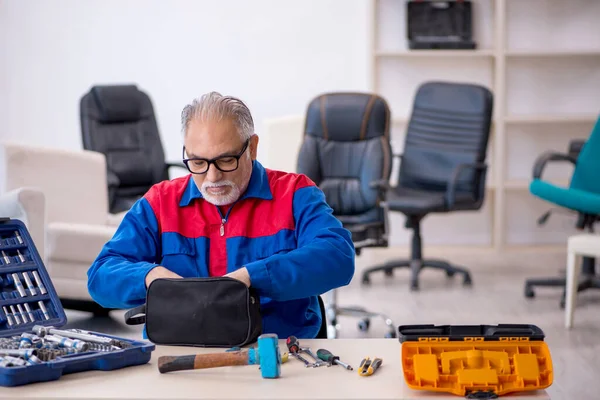 Vieux réparateur masculin travaillant à l'atelier — Photo