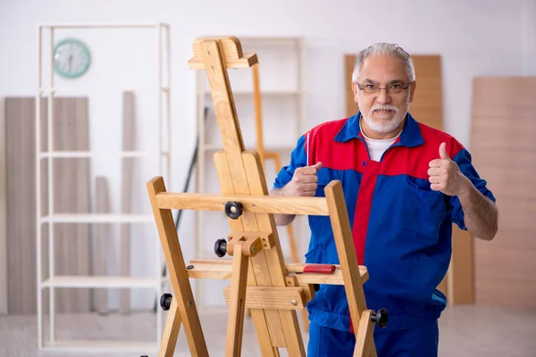 Velho carpinteiro masculino reparação desenho cavalete — Fotografia de Stock