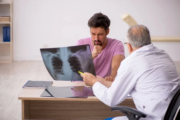 Ung manlig patient besöker gammal manlig läkare radiolog — Stockfoto