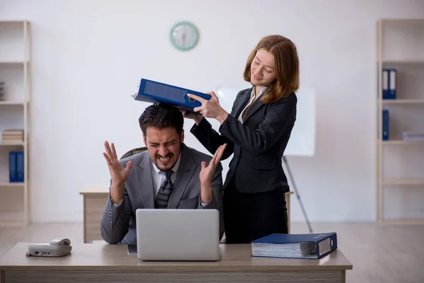 Two colleagues working in the office — Stock Photo, Image