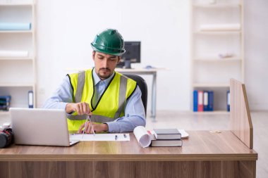 Ofiste çalışan genç erkek mimar.