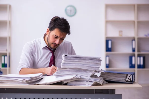 Ung affärsman anställd missnöjd med överdrivet arbete på kontoret — Stockfoto