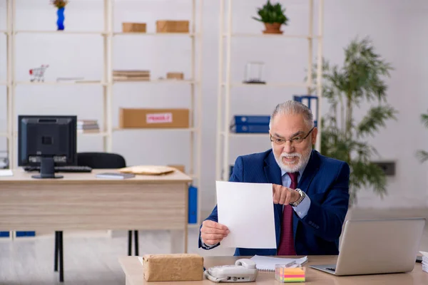 Viejo empleado que trabaja en la oficina — Foto de Stock