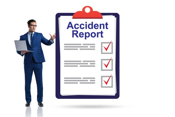 保険の概念における事故報告書の記入 — ストック写真