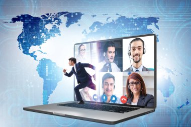 Çevrimiçi aramada insanlarla görüntülü konferans kavramı
