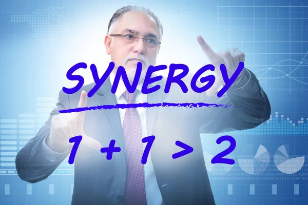 Empresario en concepto de negocio de sinergia —  Fotos de Stock