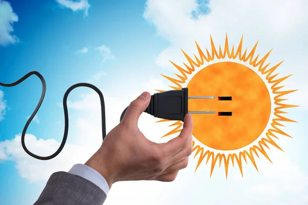 Koncepcja energii słonecznej ze słońcem i gniazdkiem — Zdjęcie stockowe