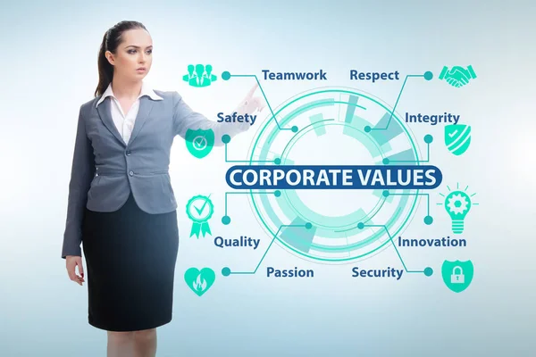 Empresária no conceito de valores corporativos — Fotografia de Stock