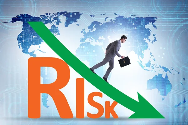 Risicoreductie en mitigatie concept met zakenman — Stockfoto