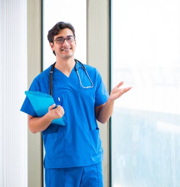 Hastanede çalışan yakışıklı genç doktor.