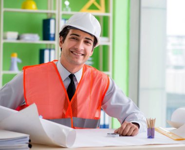 Adam mimar proje üzerinde çalışıyor.