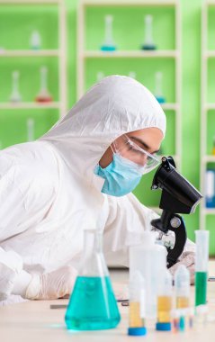 Laboratuvarda yeni bir deney üzerinde çalışan kimyager.