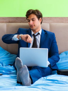 Otel odasında çalışan bir iş adamı.