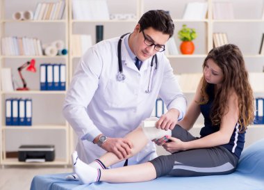 Travmatolog hastayla ilgileniyor.