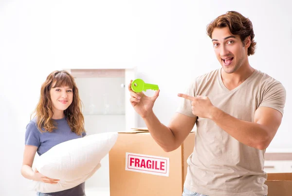 La joven pareja se muda a un nuevo apartamento —  Fotos de Stock