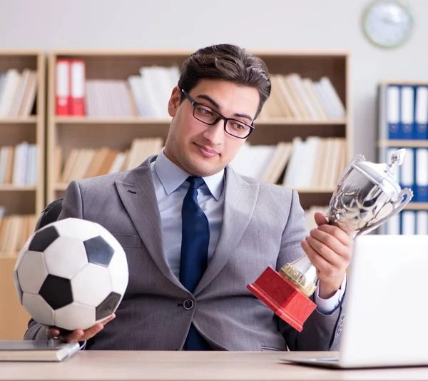 Ofisinde futbol topu olan bir iş adamı. — Stok fotoğraf