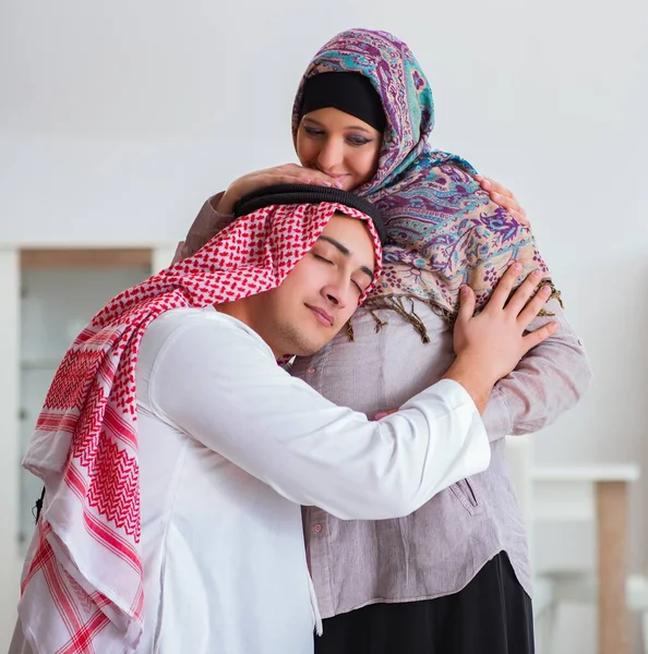 Jeune famille musulmane arabe avec femme enceinte qui attend un bébé — Photo