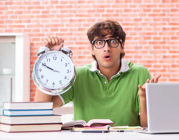 El joven estudiante que se prepara para los exámenes en casa —  Fotos de Stock