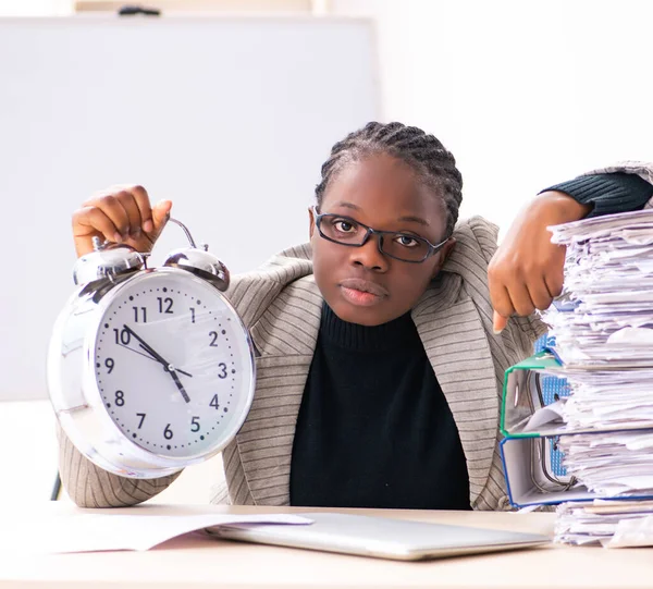 Die schwarze Mitarbeiterin ist unzufrieden mit exzessiver Arbeit — Stockfoto