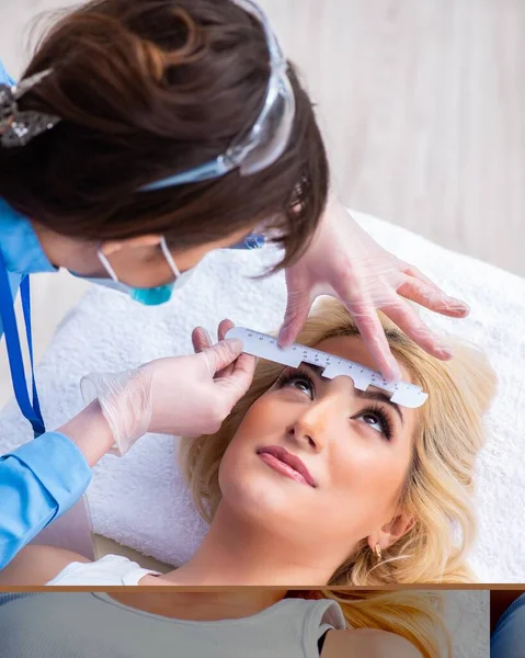 Dokter mata wanita sedang memeriksa pasien wanita dalam dosis mata. — Stok Foto