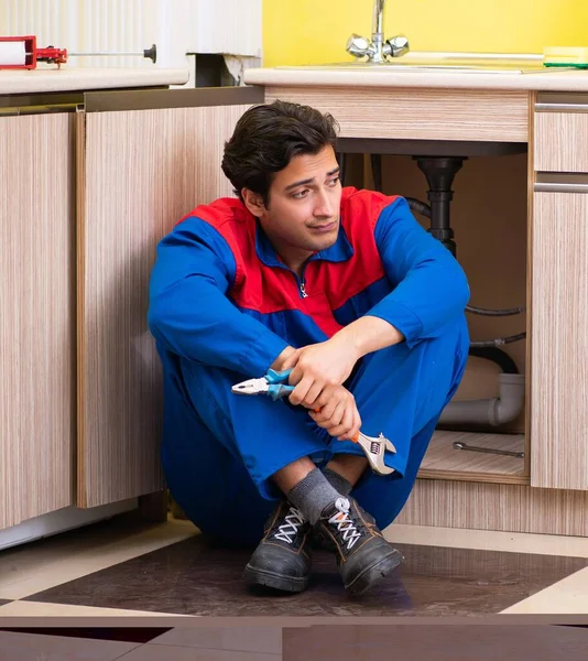 Plumber repairing wash basin at kitchen — Stock Photo, Image