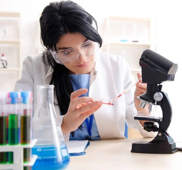 The female chemist working at the lab — Stock Photo, Image