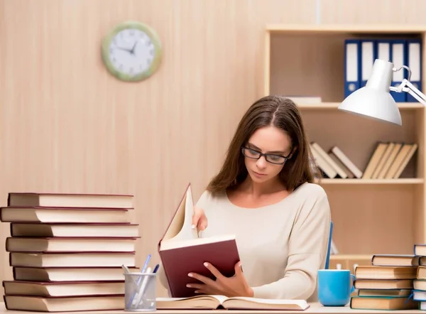 Estudiante joven preparándose para exámenes universitarios — Foto de Stock