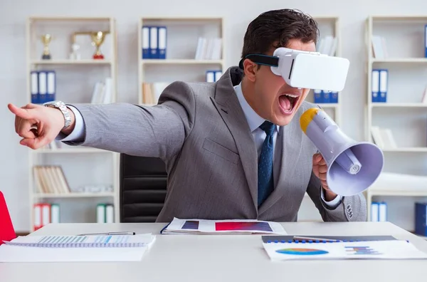 Biznesmen w okularach wirtualnej rzeczywistości w biurze — Zdjęcie stockowe