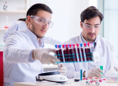 Laboratuvarda çalışan kimyagerler.