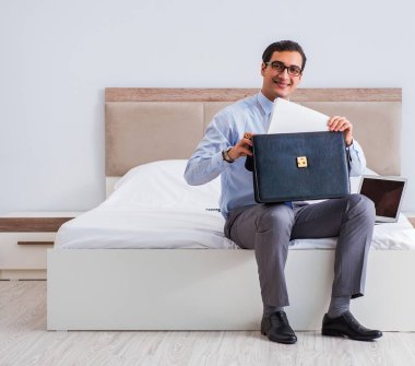 Seyahat sırasında otel odasında bir iş adamı.