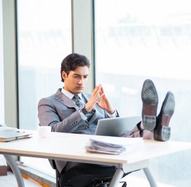 Ofiste çalışan başarılı genç işadamı.