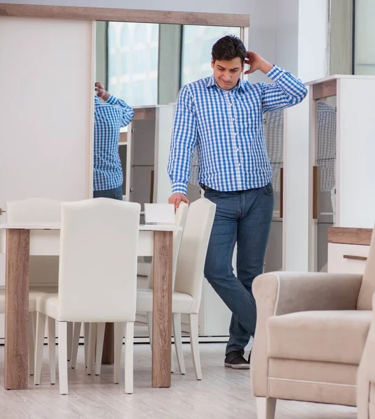 Jeune homme faisant du shopping dans un magasin de meubles — Photo