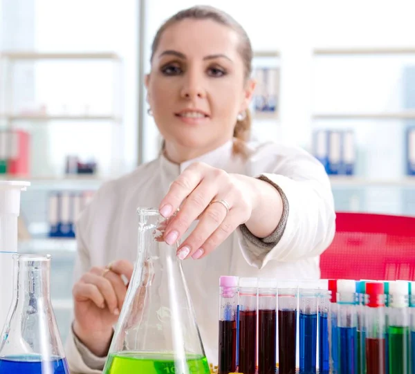 La química femenina que trabaja en el laboratorio médico — Foto de Stock
