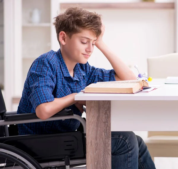 Niño discapacitado preparándose para la escuela en casa — Foto de Stock