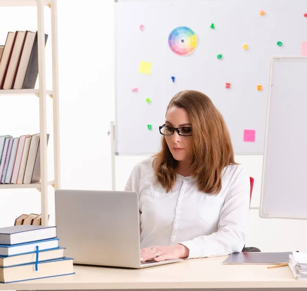 De vrouw die voor het whiteboard zit. — Stockfoto