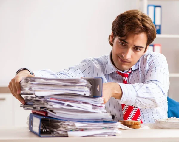 El hombre comiendo en el trabajo durante el descanso — Foto de Stock