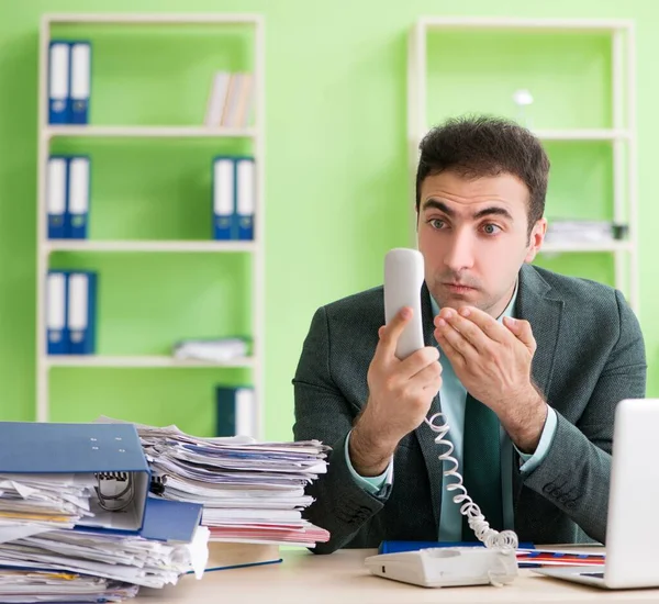 Empresário irritado com excesso de trabalho sentado no escritório — Fotografia de Stock