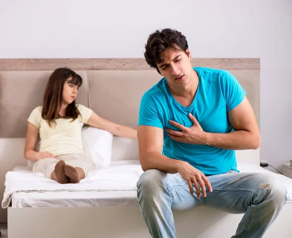Die junge Familie hat Beziehungsprobleme — Stockfoto
