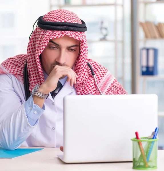 The arab doctor working in the clinic — Stock Photo, Image