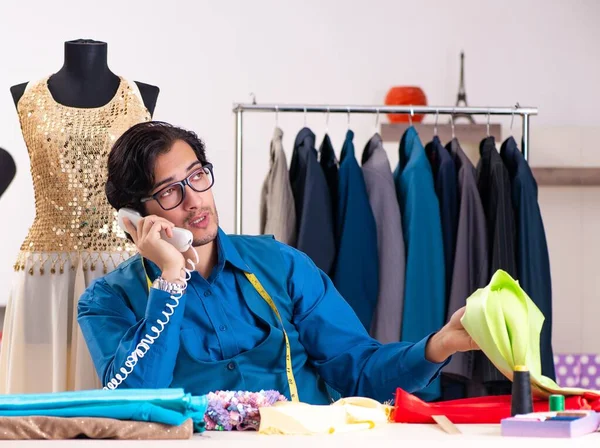 El joven sastre trabajando en el taller —  Fotos de Stock