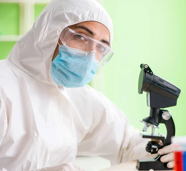 Químico trabajando en el laboratorio en un nuevo experimento —  Fotos de Stock