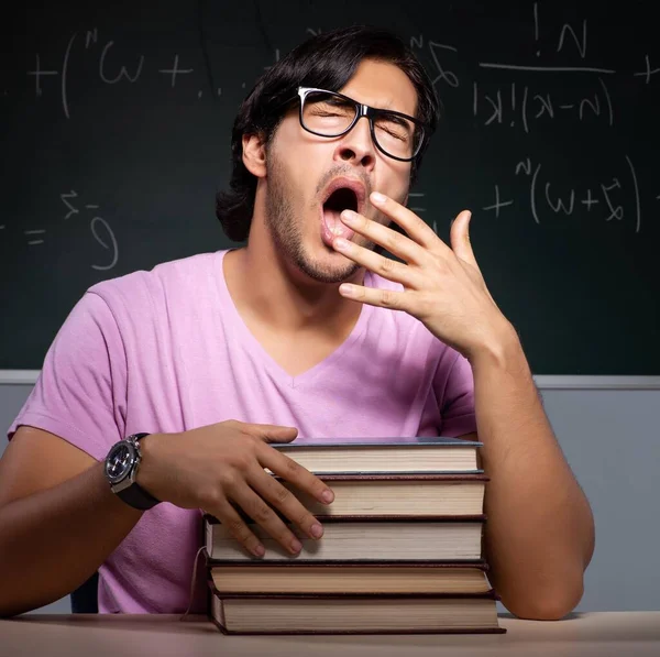 Der junge männliche Student sitzt im Klassenzimmer — Stockfoto