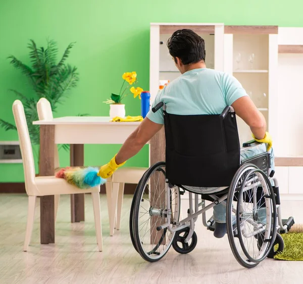 Hombre discapacitado en casa de limpieza silla de ruedas —  Fotos de Stock