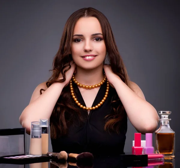 Bella donna che applica il make-up nel concetto di moda — Foto Stock