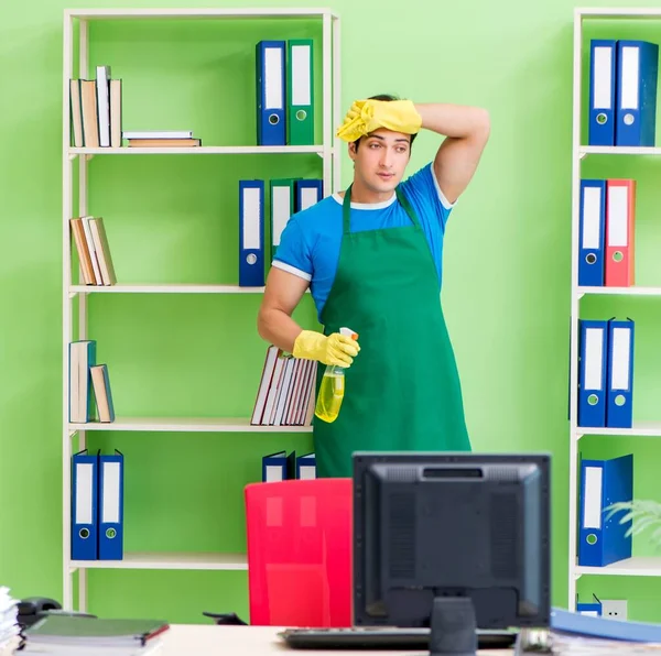 Mannelijke knappe professionele schoonmaker werken in het kantoor — Stockfoto