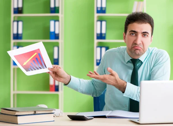 Gerente financiero masculino que trabaja en la oficina Imagen De Stock