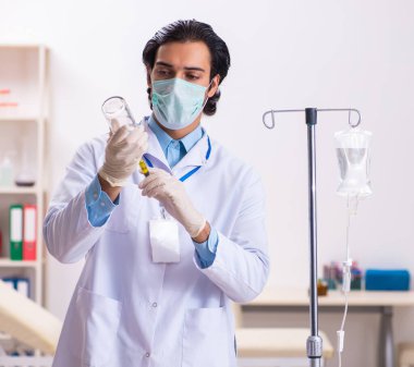 Kan nakli konseptinde genç bir erkek doktor.
