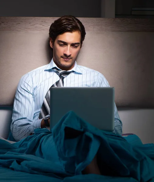 Den trötta affärsmannen arbetar övertid hemma på natten — Stockfoto